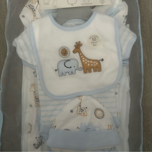 2 Baby Sets Body Suit Sleeper Socks Bib Wash Cloth Size 0-3 3-6 Months - Picture 2 of 9